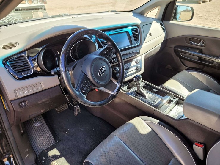 2016-kia-sedona-image-14