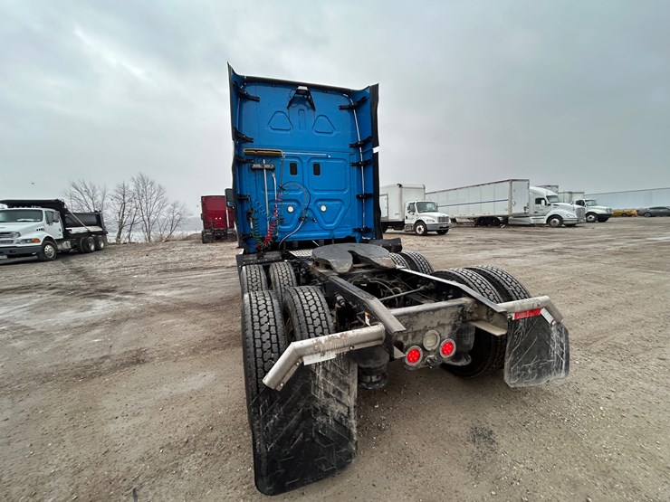 2015-freightliner-cascadia-125-image-16