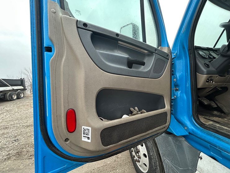 2015-freightliner-cascadia-125-image-54