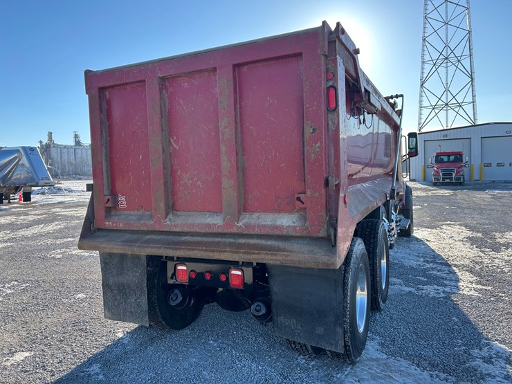 2015-peterbilt-567-image-20