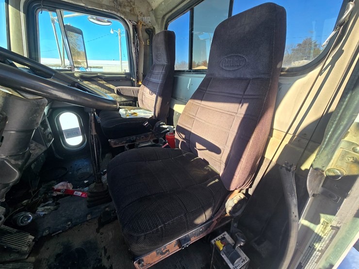 1996-peterbilt-385-image-57