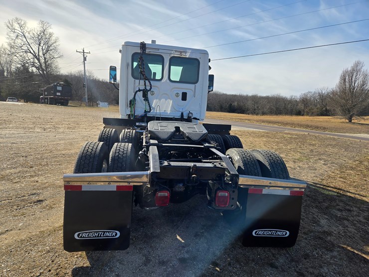 2012-freightliner-cascadia-113-image-14