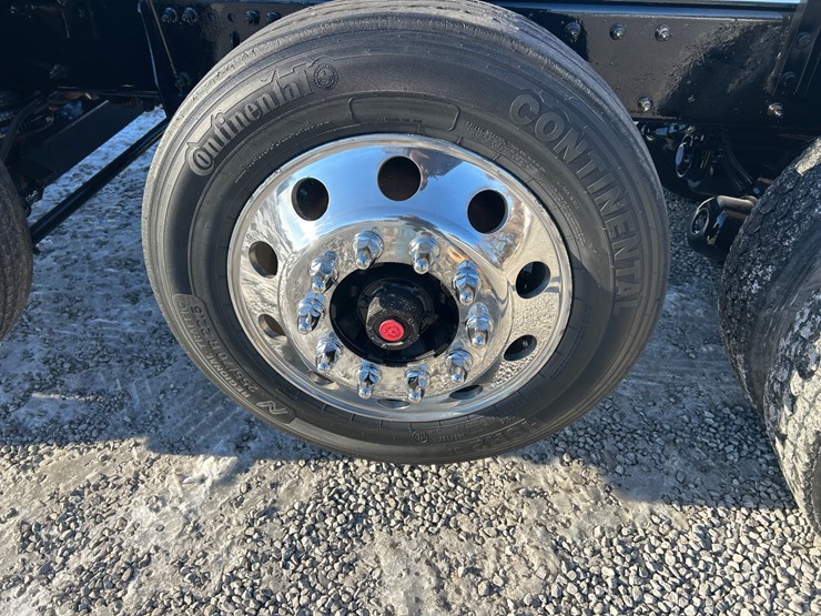 2015-peterbilt-567-image-94