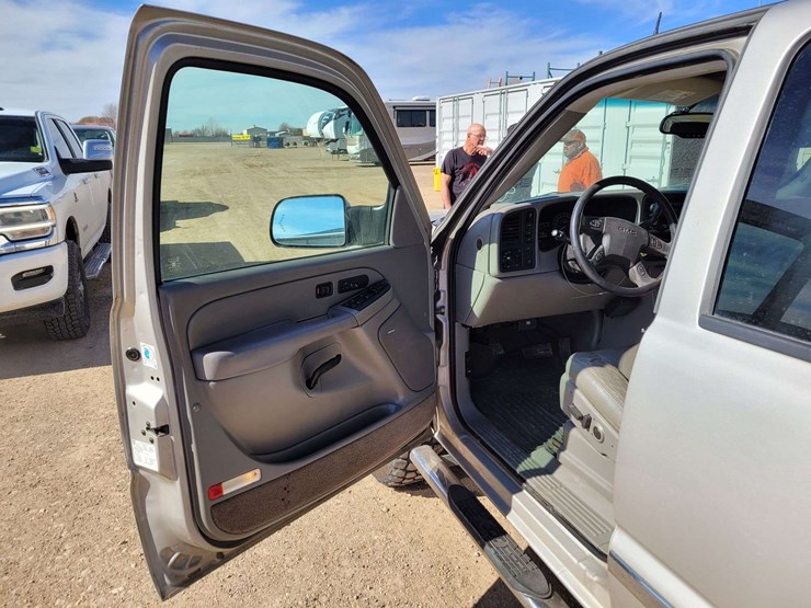 2005-gmc-sierra-2500-image-8