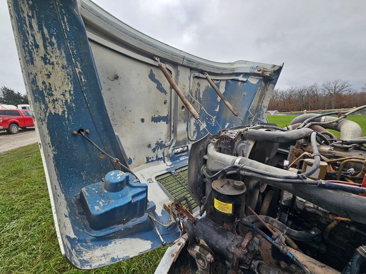 2000-freightliner-fl60-image-36