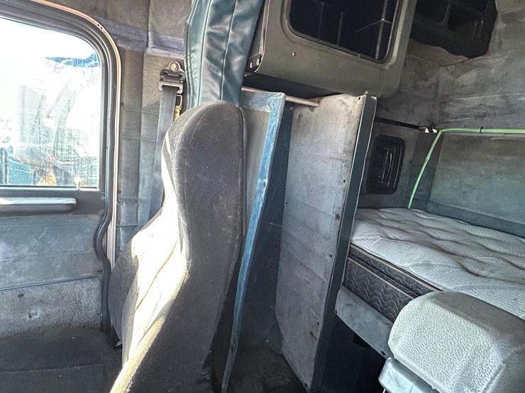 1997-peterbilt-379-image-7