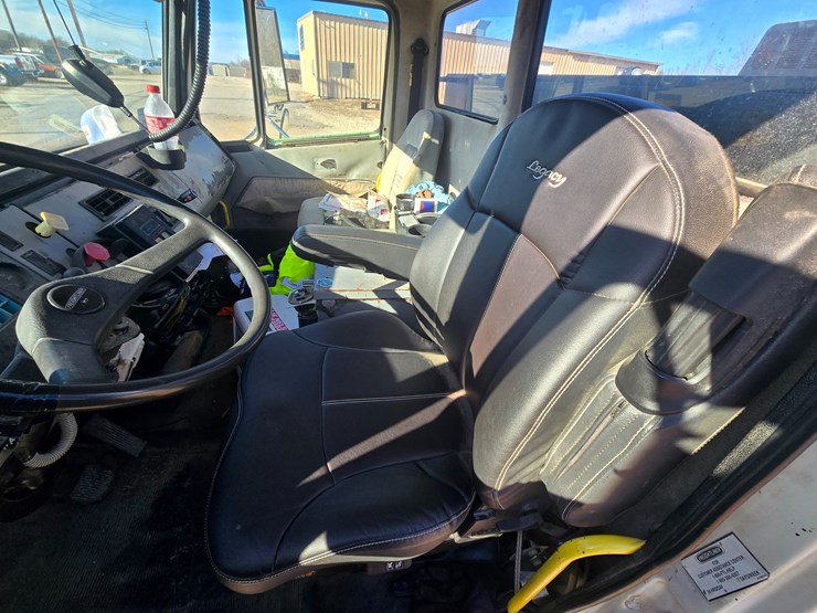 1996-freightliner-fl70-image-50