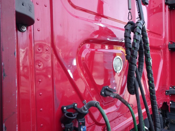 2015-freightliner-cascadia-125-image-16