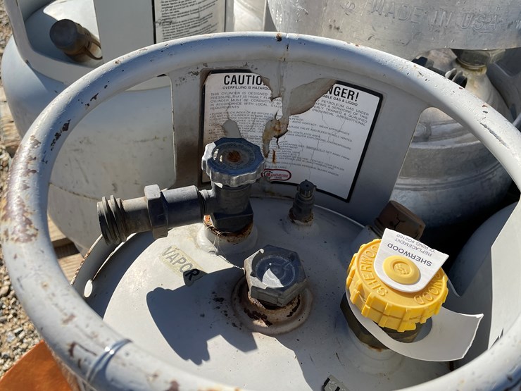 #3123-•-forklift-propane-tanks-image-9