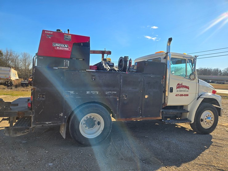 1996-freightliner-fl70-image-17