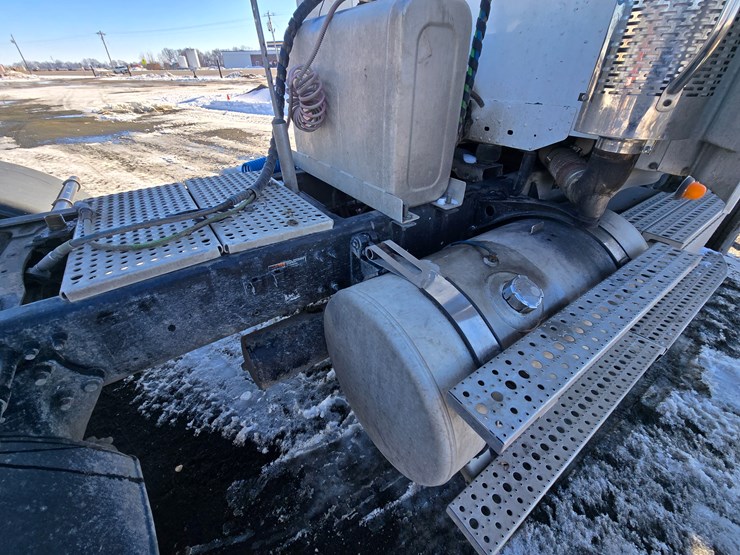 2012-freightliner-coronado-132-image-103