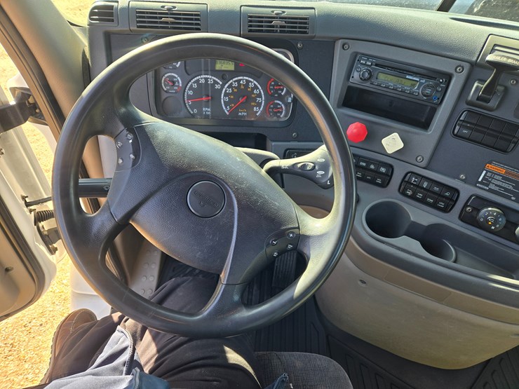 2012-freightliner-cascadia-113-image-61