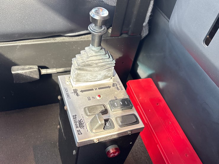 2024-kenworth-t880-image-11