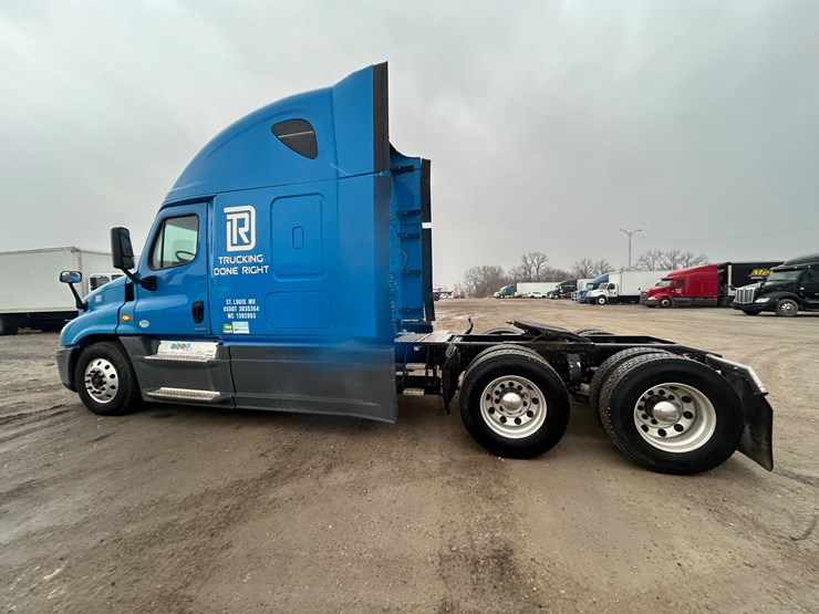 2015-freightliner-cascadia-125-image-12