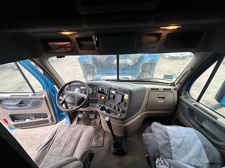 2015-freightliner-cascadia-125-image-84