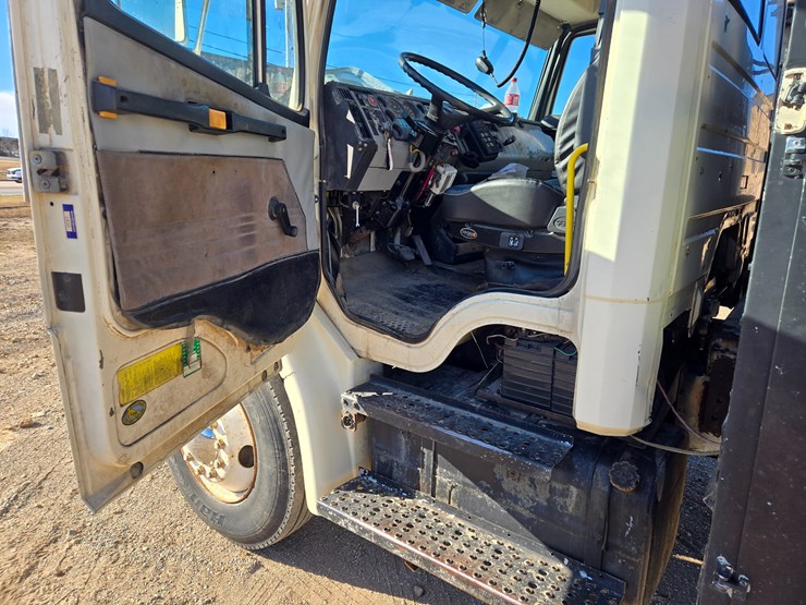 1996-freightliner-fl70-image-46