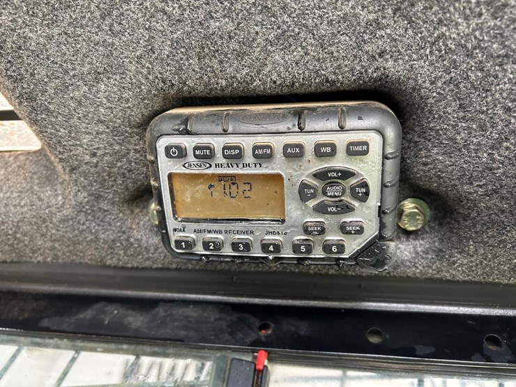 2016-new-holland-l220-image-21