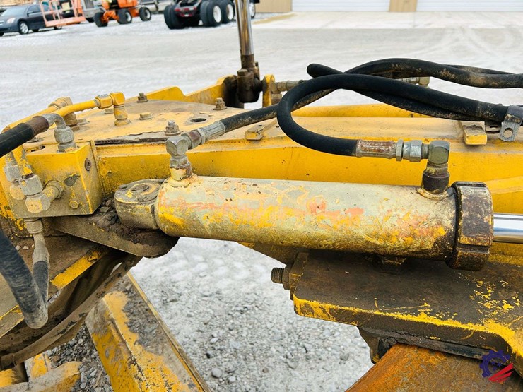 2003-volvo-g710b-image-44