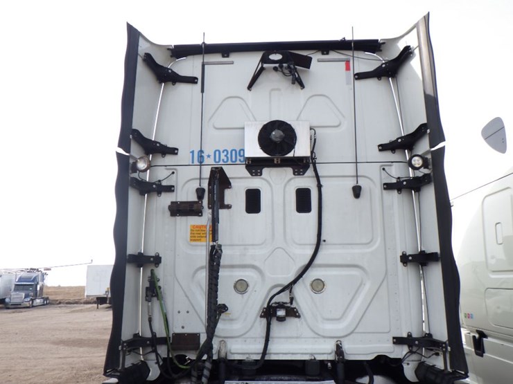 2016-freightliner-cascadia-125-image-12