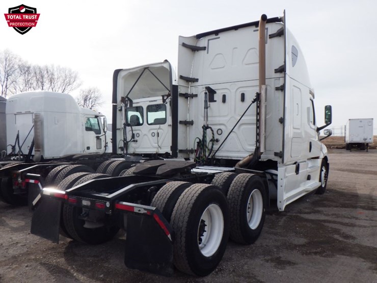 2020-freightliner-cascadia-126-image-10