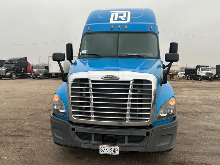 2015-freightliner-cascadia-125-image-36