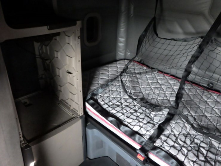 2015-freightliner-cascadia-125-image-22