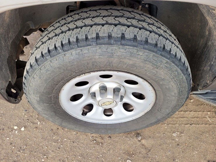 2013-chevrolet-tahoe-ls-image-17