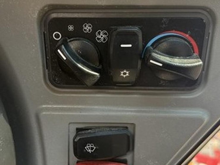 2022-caterpillar-262d3-image-6