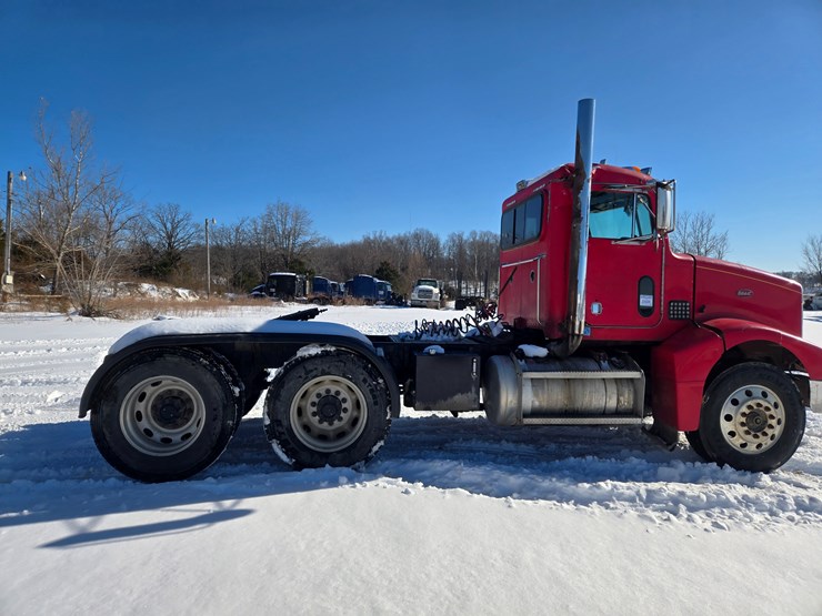 1996-peterbilt-385-image-23