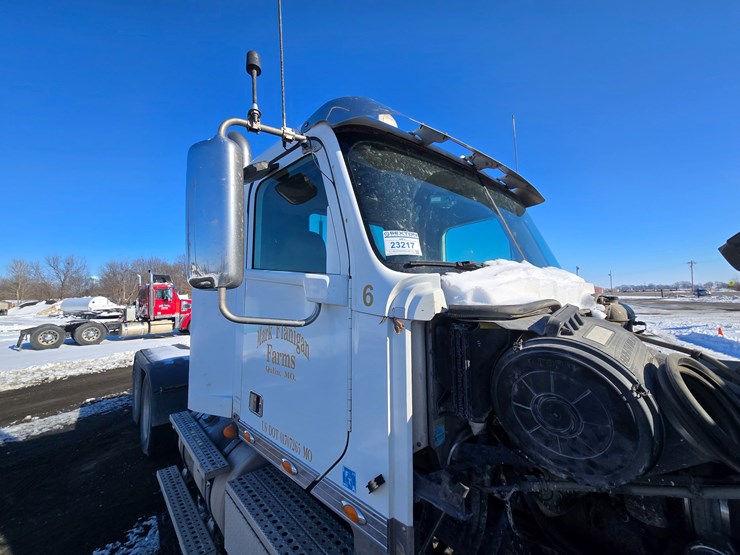 2012-freightliner-coronado-132-image-105