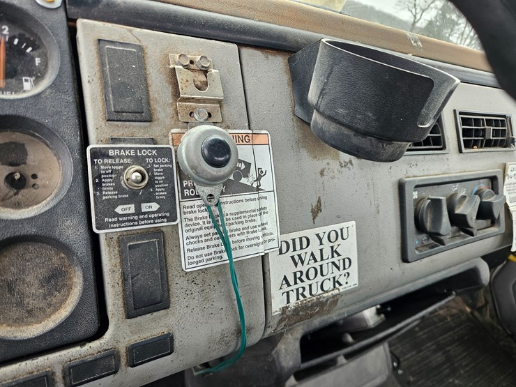 1999-freightliner-fl70-image-59