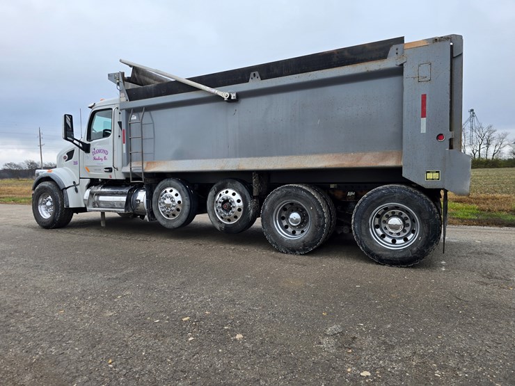 2020-peterbilt-567-image-18