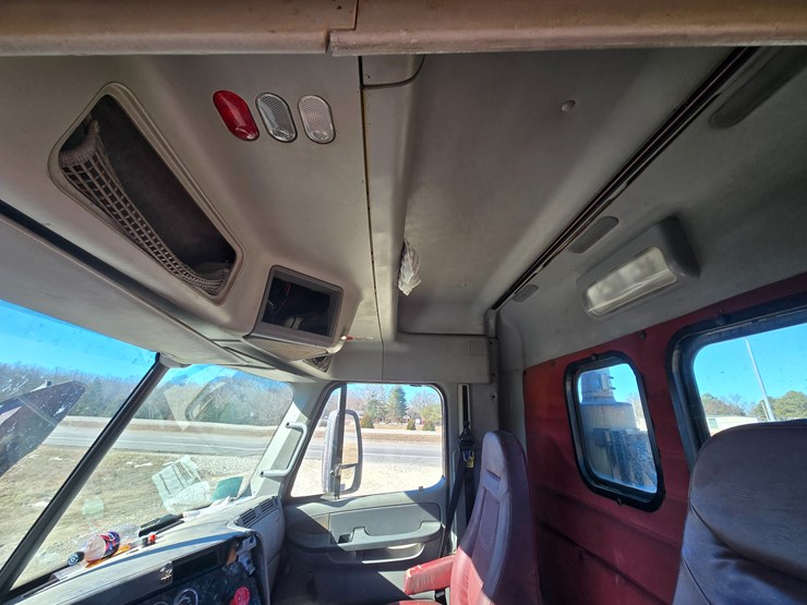 2002-freightliner-columbia-120-image-58