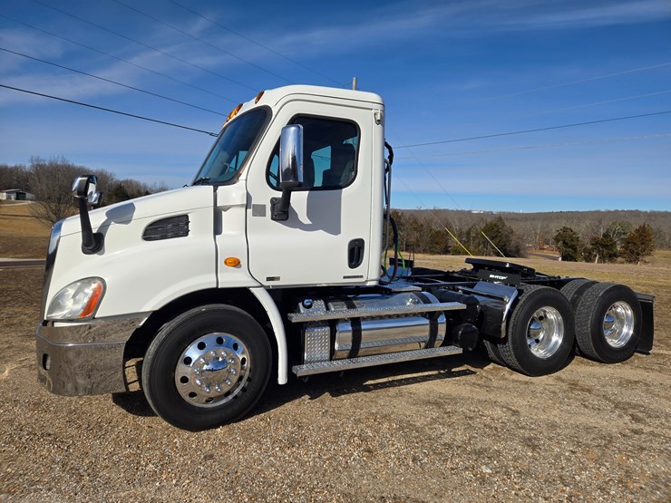 2012-freightliner-cascadia-113-image-5