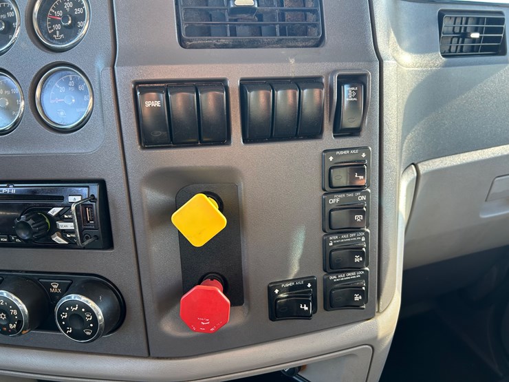 2015-peterbilt-567-image-141