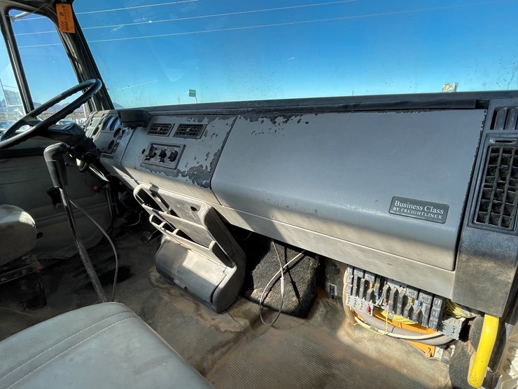 1996-freightliner-fl80-image-136