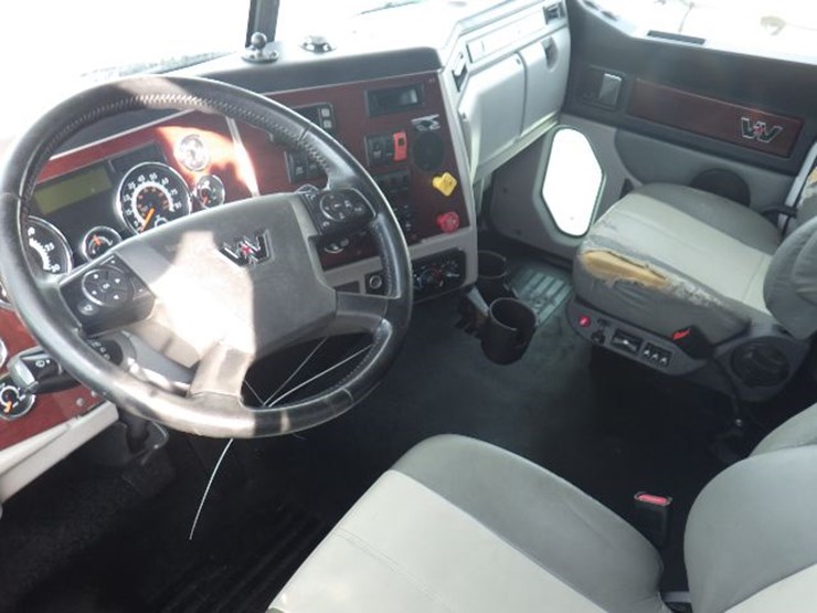 2020-western-star-5700xe-image-19