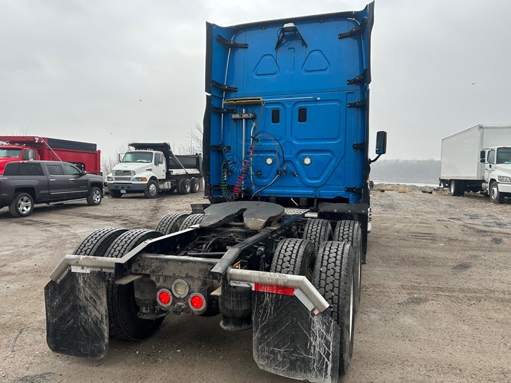 2015-freightliner-cascadia-125-image-18