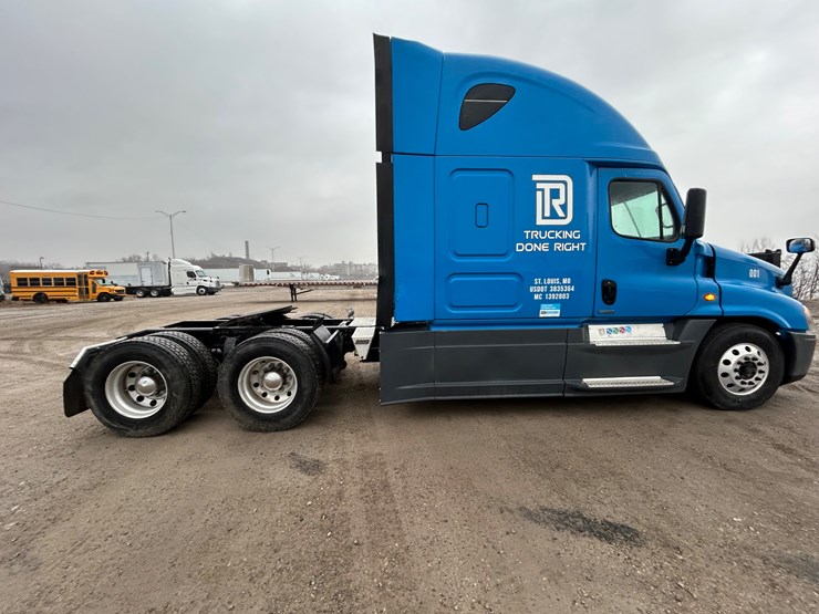 2015-freightliner-cascadia-125-image-25