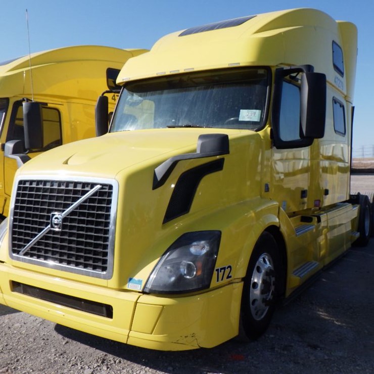 2017 VOLVO VNL780