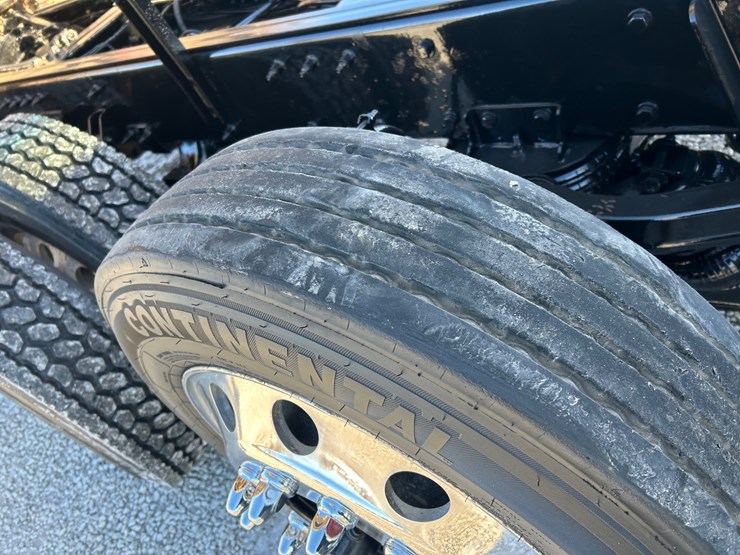 2015-peterbilt-567-image-74