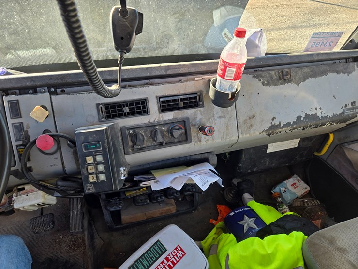 1996-freightliner-fl70-image-54