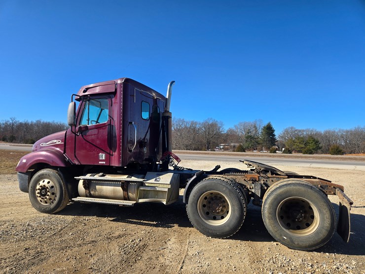 2002-freightliner-columbia-120-image-9
