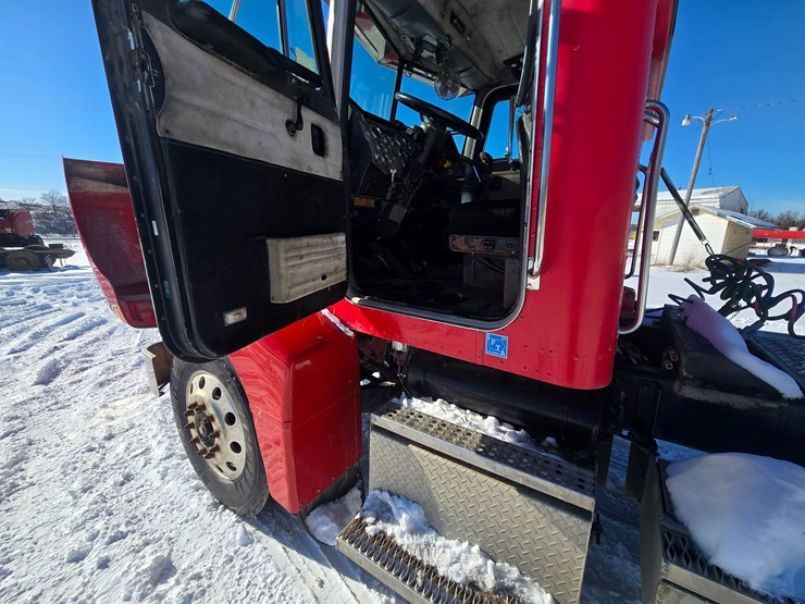 1996-peterbilt-385-image-54