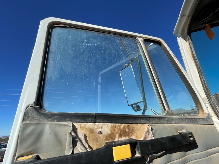 1996-freightliner-fl80-image-63