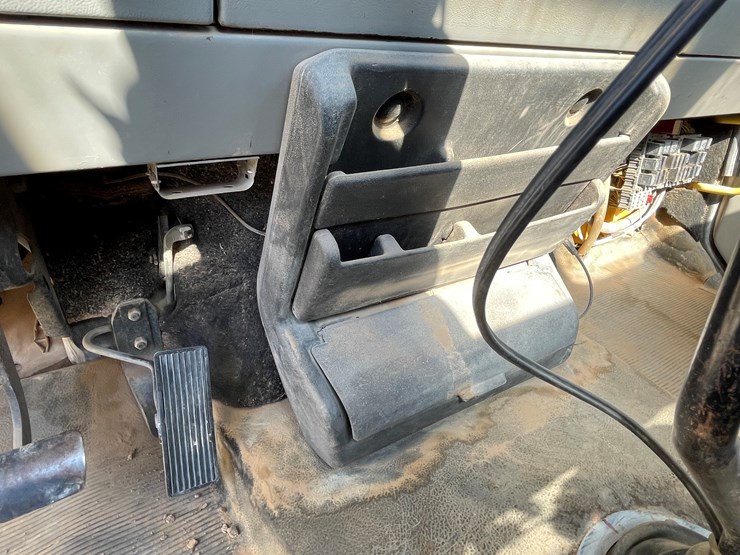 1996-freightliner-fl80-image-77