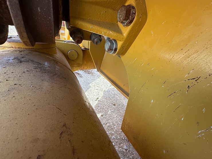 2023-caterpillar-953-image-35