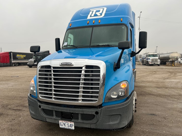 2015-freightliner-cascadia-125-image-37