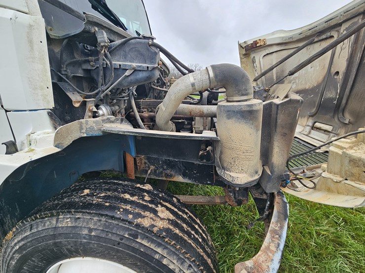 1999-freightliner-fl70-image-40