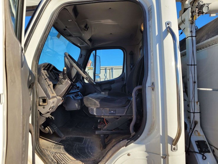 2014-freightliner-m2-106-image-22